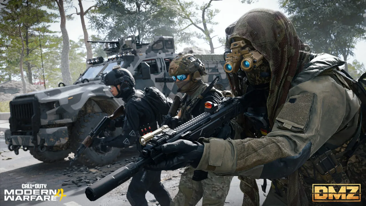 Captura oficial de DMZ en Modern Warfare 4 con tres operadores junto a un vehículo blindado