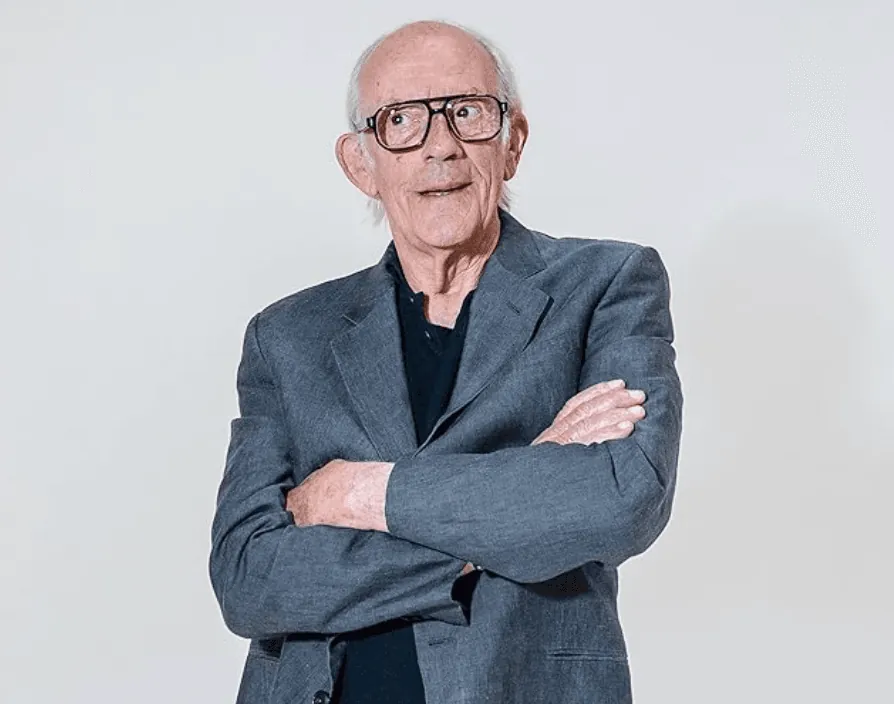 Retrato oficial de Christopher Lloyd publicado en su ficha de CCXP26