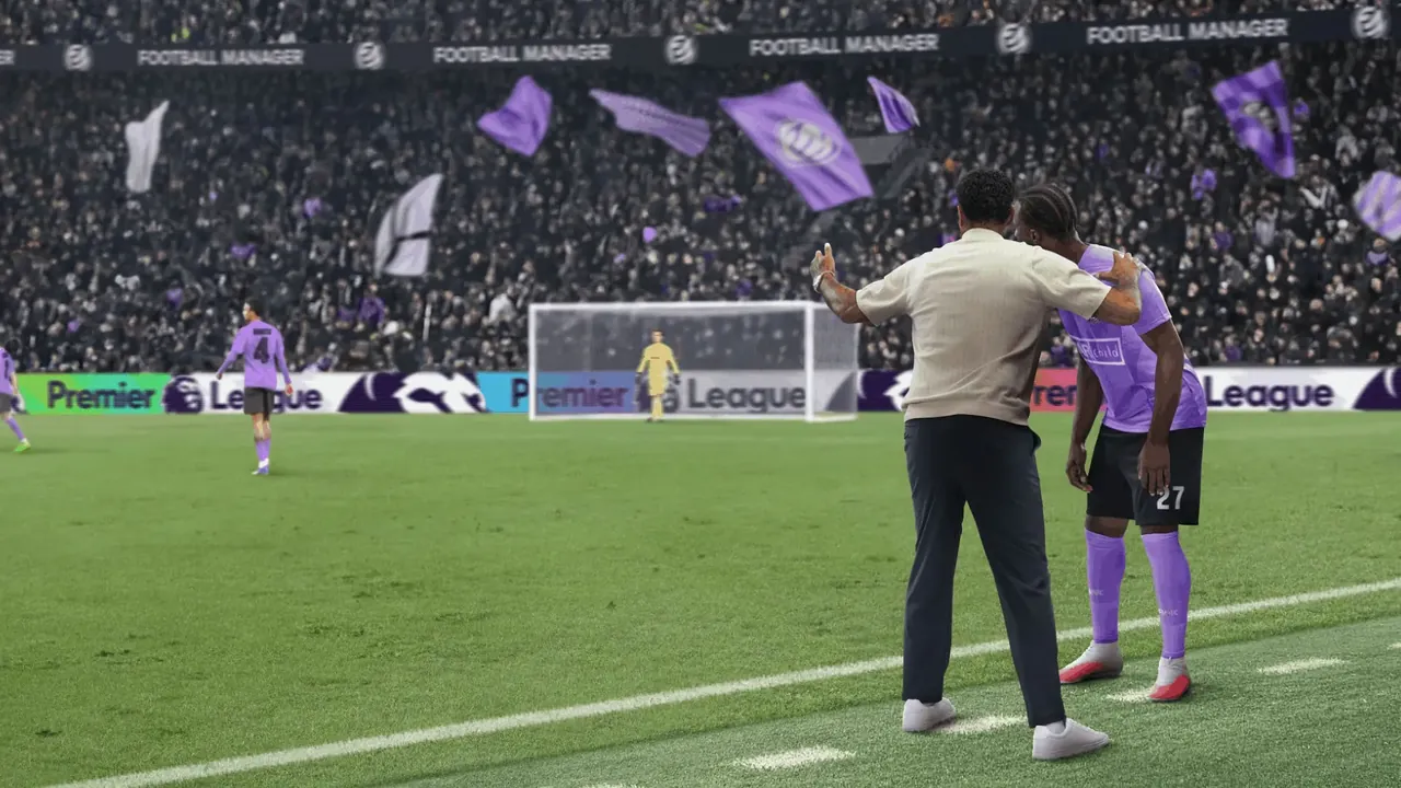 Captura de Football Manager 27 con un entrenador junto al campo durante un partido