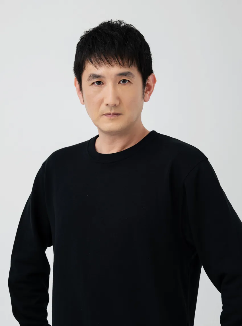 Retrato oficial de Hiroshi Tsuchida con camiseta negra