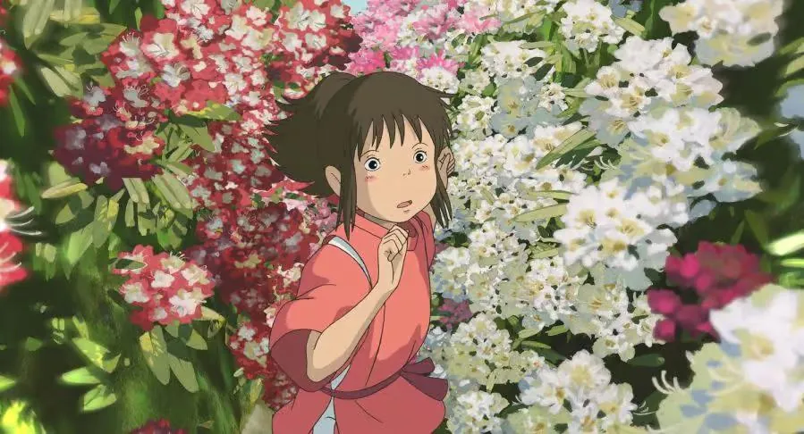 Chihiro entre flores en una imagen de El viaje de Chihiro