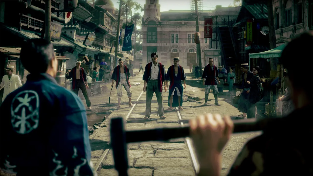 Escena de Stranger Than Heaven con Daito en una calle japonesa y una perspectiva sobre su hombro