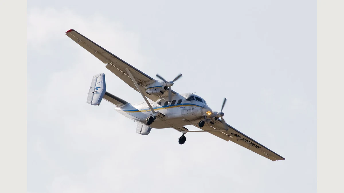 Fotografía de archivo de un Antonov An-28 real en vuelo en 2008